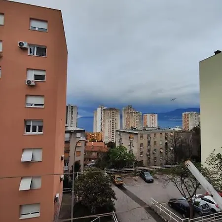 Skyline Apartment *
